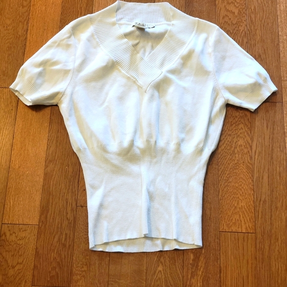 Baccarat cream top with snatched waist. V neck. Gathered arms. Large. - Picture 2 of 6